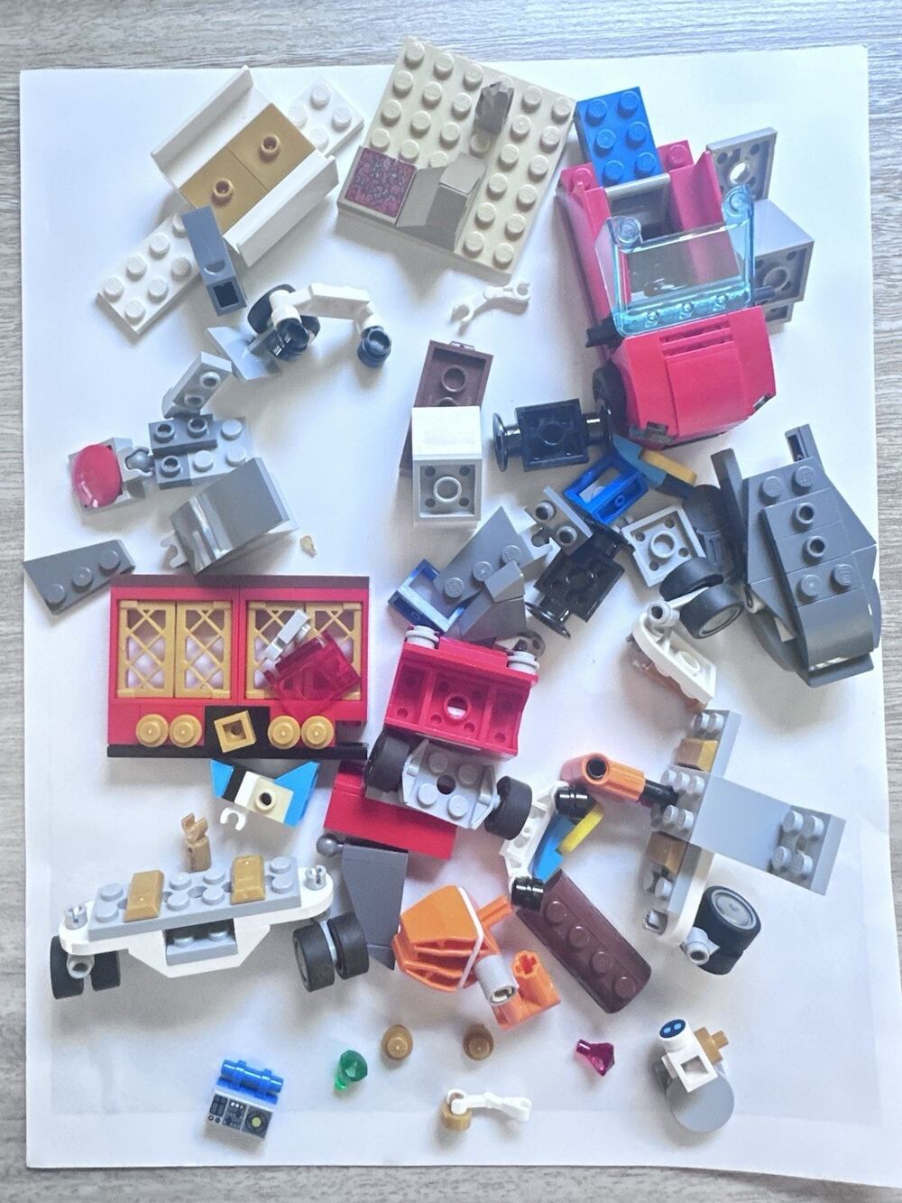 Mixed Lego Mini Figures & Reg. Legos About 50 Pieces L4